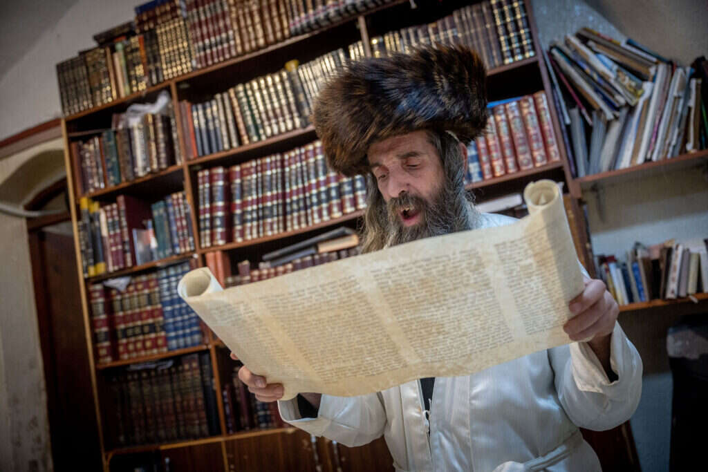 קריאת מגילה בחג פורים. | יונתן זינדל - פלאש 90