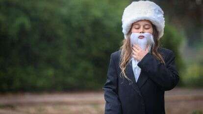 ילד מחופש לחרדי בפורים. | דוד כהן - פלאש 90