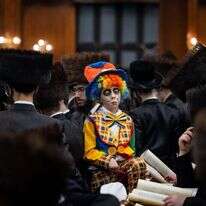 קריאת מגילה בחג פורים. | יונתן זינדל - פלאש 90