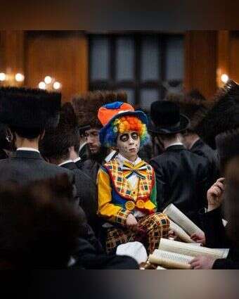 קריאת מגילה בחג פורים. | יונתן זינדל - פלאש 90