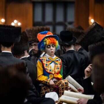 קריאת מגילה בחג פורים. | יונתן זינדל - פלאש 90