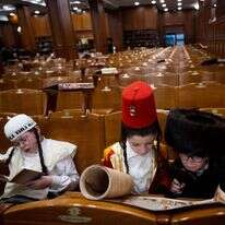 קריאת מגילה בחג פורים. | יונתן זינדל - פלאש 90