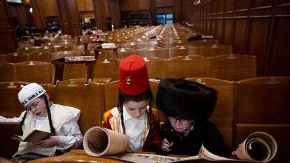 קריאת מגילה בחג פורים. | יונתן זינדל - פלאש 90