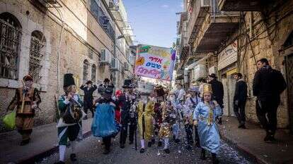 צעדת תחפושות בפורים במאה שערים. | חיים גולדברג - פלאש 90