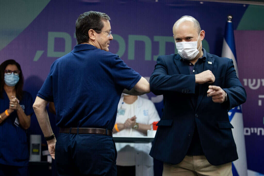 מדיניות בזמן אמת. נפתלי בנט, מחבר "איך לנצח מגפה. | יונתן זינדל, פלאש 90