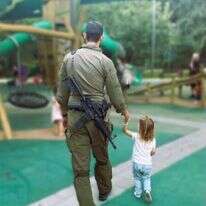 איש קבע עם בתו בגן משחקים. | הדס וינוגרד הבר