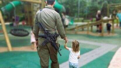 איש קבע עם בתו בגן משחקים. | הדס וינוגרד הבר