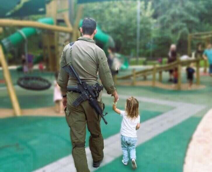 איש קבע עם בתו בגן משחקים. | הדס וינוגרד הבר