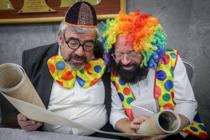 קריאת מגילה בליל פורים בבית שמש. | יעקב לדרמן/פלאש90