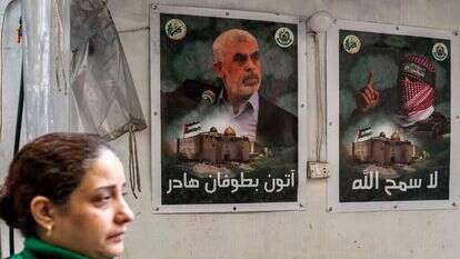 כרזות של סנוואר ואל עוביידה תלויות על קיר במחנה פליטים הפלסטיני בלבנון. | AFP