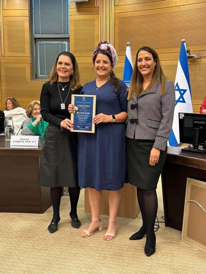 אוריה ברוכי כהן בחברת חברת הכנסת מיכל וולדיגר ויושבת ראש אמונה יפעת סלע. | תנועת אמונה אוראל קלבו