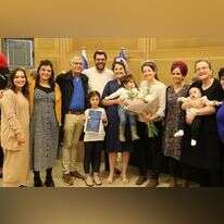 רב סרן אוריה ברוכי כהן בחיק משפחתה במשכן הכנסת. | תנועת אמונה אוראל קלבו