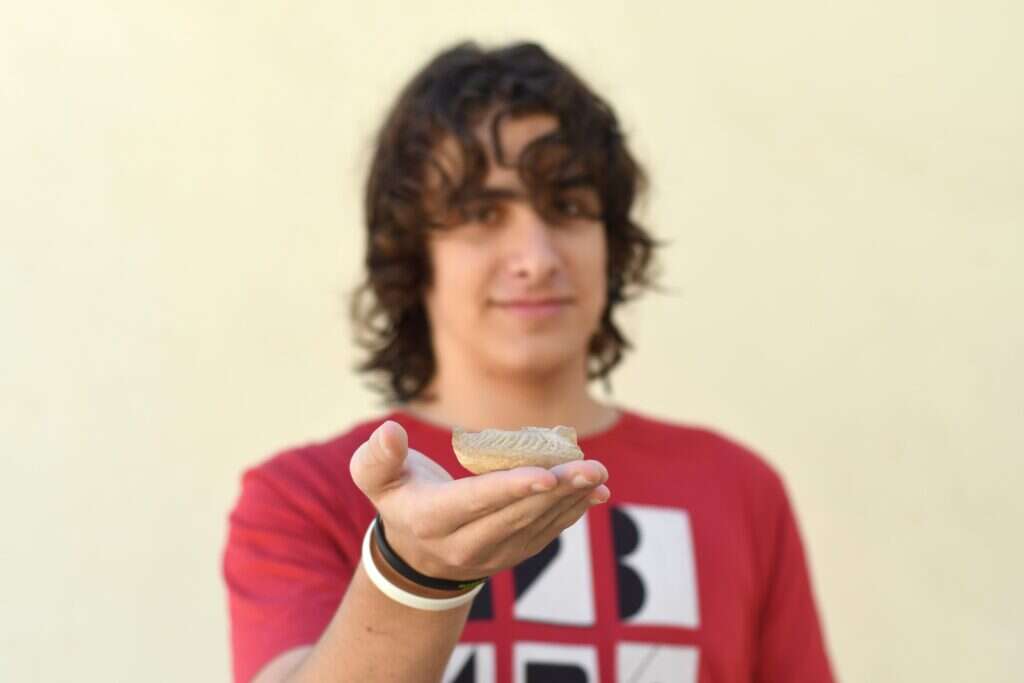 התלמיד יונתן פרנקל עם הנר הקדום שמצא. | יולי שוורץ, רשות העתיקות