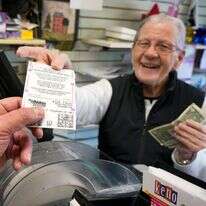 אדם קונה כרטיס להגרלת ה"מגה מיליונים" של הלוטו בארה"ב. | Gene J. Puskar, AP