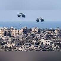 הצנחת משלוחי מזון וסיוע בשמי רצועת עזה. | JACK GUEZ / AFP