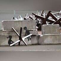 יצירות מסתוריות צצות במקומות ציבוריים. יצירה של אמן הרחוב הבריטי בנקסי בכיכר העצמאות בקייב. | איי.אף.פי יצירות מסתוריות צצות במקומות ציבוריים. יצירה של אמן הרחוב הבריטי בנקסי בכיכר העצמאות בקייב. | איי.אף.פי