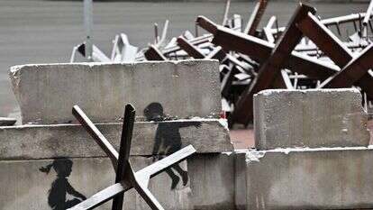 יצירות מסתוריות צצות במקומות ציבוריים. יצירה של אמן הרחוב הבריטי בנקסי בכיכר העצמאות בקייב. | איי.אף.פי יצירות מסתוריות צצות במקומות ציבוריים. יצירה של אמן הרחוב הבריטי בנקסי בכיכר העצמאות בקייב. | איי.אף.פי