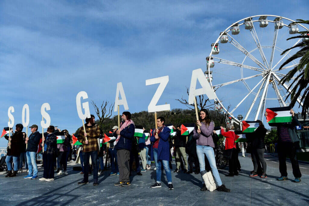 מפגינים פרו־פלסטינים בסן־סבסטיאן שבספרד, ינואר 2024. | איי.אף.פי