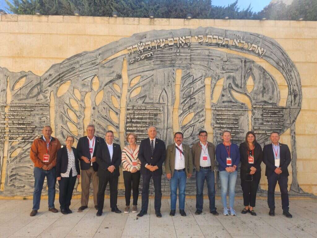 ראולה עם חברי המשלחת במשרד החוץ. | COMBAT ANTISEMITISM MOVEMENT ראולה עם חברי המשלחת במשרד החוץ. | COMBAT ANTISEMITISM MOVEMENT