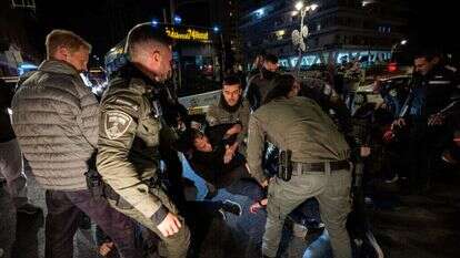 מפגינים מחוץ לבית ראש הממשלה בירושלים. | יונתן זינדל, פלאש 90