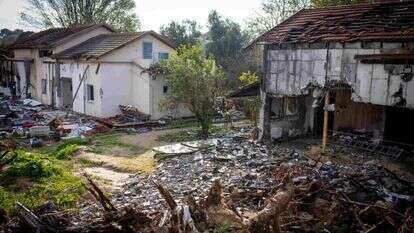 הריסות בקיבוץ בארי. | אריק סולטן