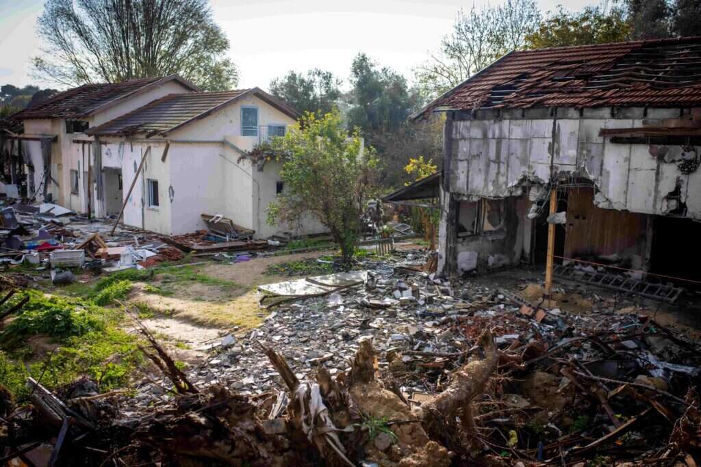 הריסות בקיבוץ בארי. | אריק סולטן הריסות בקיבוץ בארי. | אריק סולטן