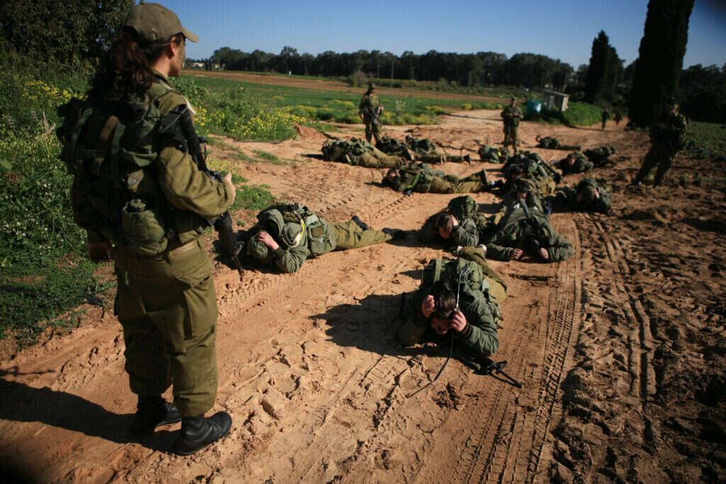 "בסופו של דבר זה צבא. לא הכול נוצץ". טירונות בנות, אילוסטרציה. | יהושע יוסף "בסופו של דבר זה צבא. לא הכול נוצץ". טירונות בנות, אילוסטרציה. | יהושע יוסף