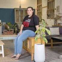 צליל דיבקר מנגריית עיונה בקיבוץ בארי. | אריק סולטן