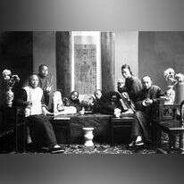 המוני מכורים. סינים מעשנים אופיום. לאי אפונג, סין, 1880. | גטי אימג'ס