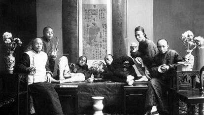 המוני מכורים. סינים מעשנים אופיום. לאי אפונג, סין, 1880. | גטי אימג'ס