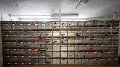 המדבקות הכחולות מעטות מדי. תיבות הדואר בניר־עוז | חיים גולדברג - פלאש 90