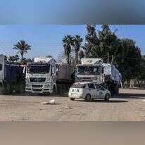 משאיות סיוע במעבר כרם שלום. | עאבד ראחים חטיב, פלאש 90