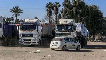 משאיות סיוע במעבר כרם שלום. | עאבד ראחים חטיב, פלאש 90