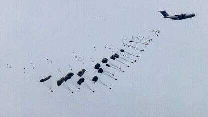 הצנחת סיוע הומניטרי מעל עזה, שלשום. | איי.אף.פי