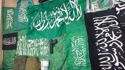 דגלי חמאס ודאעש והאקדח שנמצאו אצל בני הזוג ממזרח ירושלים. | דוברות המשטרה