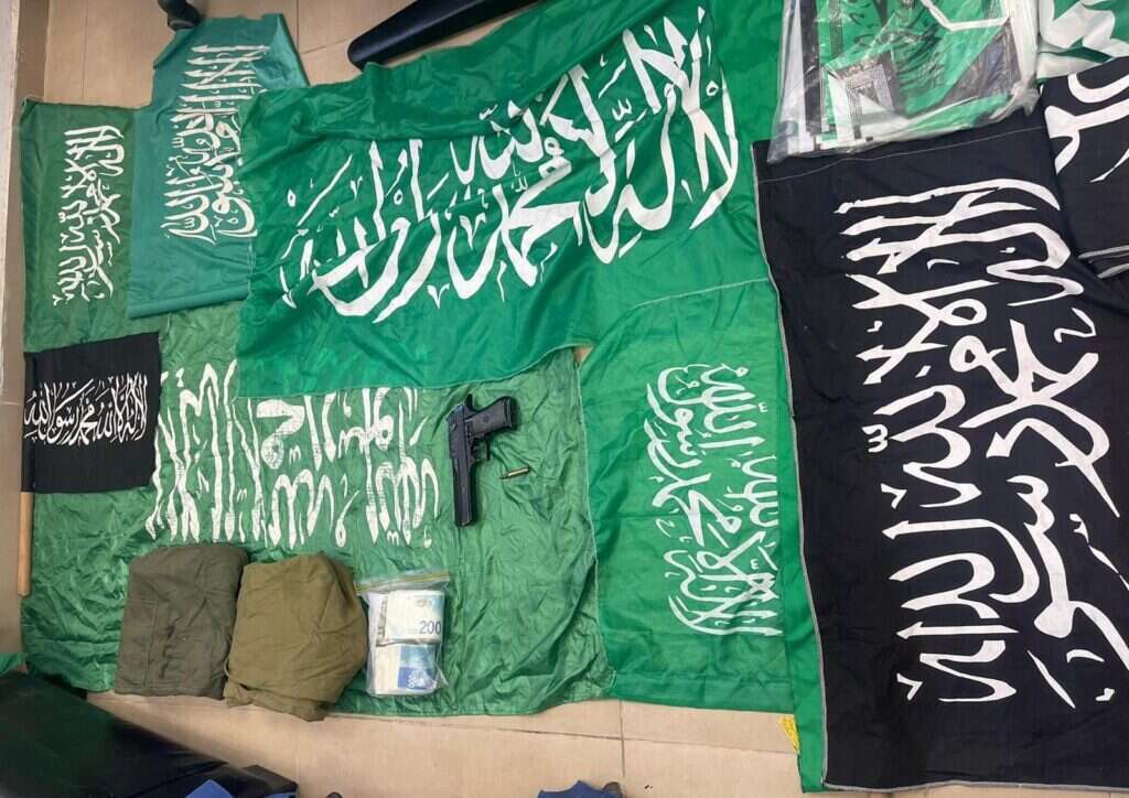 דגלי חמאס ודאעש והאקדח שנמצאו אצל בני הזוג ממזרח ירושלים. | דוברות המשטרה