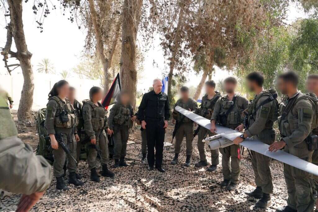 שר הביטחון, יואב גלנט מבקר באוגדה 98, אתמול. | אריאל חרמוני, משרד הביטחון