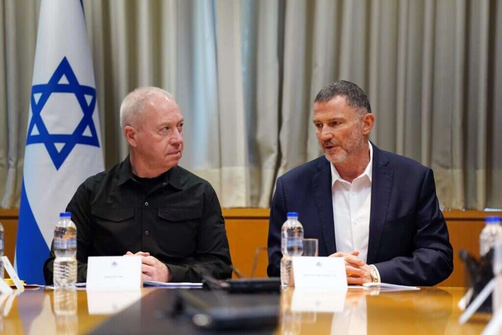 גלנט ואדלשטיין בישיבת ועדת חו"ב בקריה. | אריאל חרמוני, משרד הביטחון