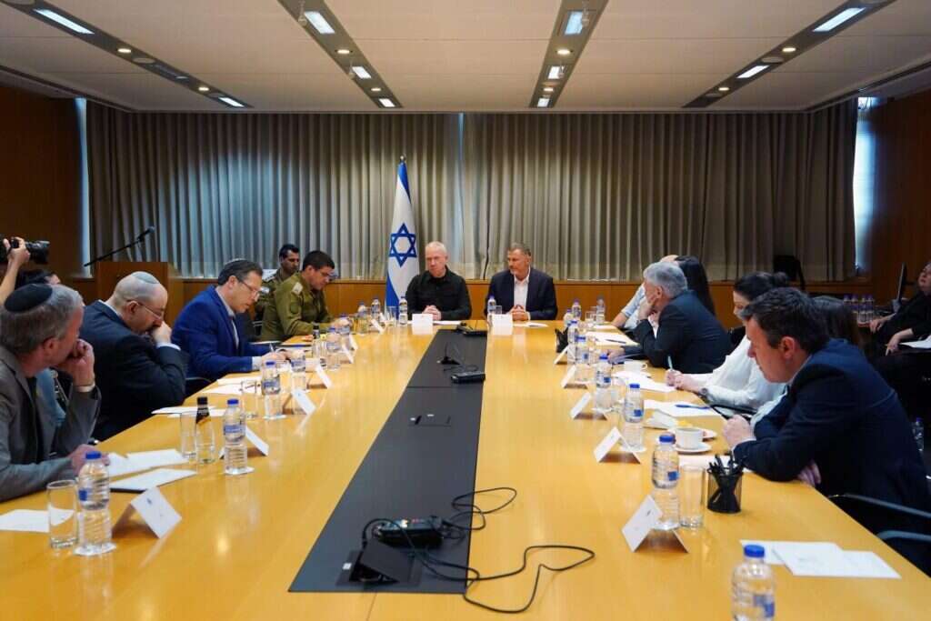 ישיבת ועדת חו"ב בקריה. | אריאל חרמוני, משרד הביטחון