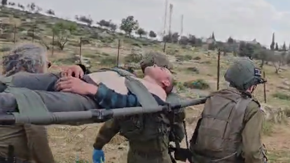 ידידיה טליה מפונה לאחר שהותקף על ידי פלסטינים