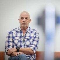 יובל דיסקין בבית המשפט, לפני עדותו במשפט נתניהו. | יונתן זינדל, פלאש 90