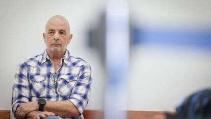 יובל דיסקין בבית המשפט, לפני עדותו במשפט נתניהו. | יונתן זינדל, פלאש 90