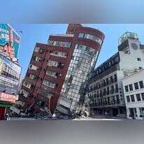 מבנה נוטה לאחר רעידת האדמה בטייוואן, הבוקר. | CNA-AFP מבנה נוטה לאחר רעידת האדמה בטייוואן, הבוקר. | CNA-AFP