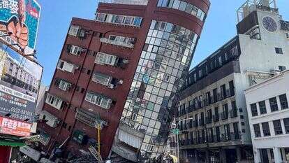 מבנה נוטה לאחר רעידת האדמה בטייוואן, הבוקר. | CNA-AFP