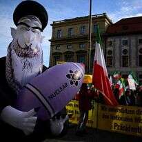 מפגינים נגד המשטר ותוכנית הגרעין של איראן במינכן. | AFP