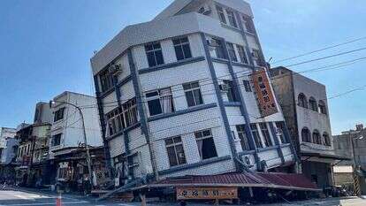 מבנה נוטה לאחר רעידת האדמה בטייוואן, הבוקר. | CNA-AFP