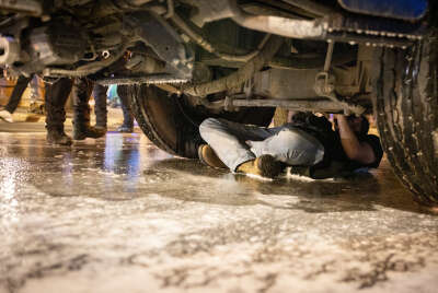 מפגין מתחת למכת"זית בצעדת הלפידים אל עבר בית ראש הממשלה, אמש. | Chaim Goldberg/Flash90 מפגין מתחת למכת"זית בצעדת הלפידים אל עבר בית ראש הממשלה, אמש. | Chaim Goldberg/Flash90