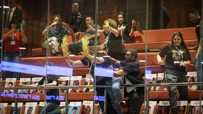 משפחות החטופים מפגינות ביציע בכנסת. | נועם מושקוביץ, דוברות הכנסת