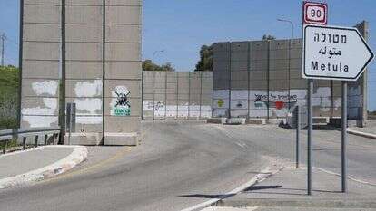 בטונדות מגן מוצבות על כביש 90 בצומת תל־חי, השבוע. | אייל מרגולין - ג'יני