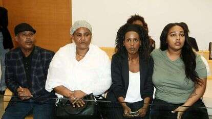 הוריו ואחיותיו של סלומון טקה ז"ל באולם הדיונים בהכרעת הדין של השוטר. | גדעון מרקוביץ'